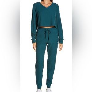 Alo muse yoga set sweatpant v neck pullover